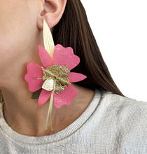 Cargar imagen en el visor de la galería, Caravanas flore rosa y dorado
