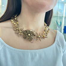 Cargar imagen en el visor de la galería, Collar flores doradas
