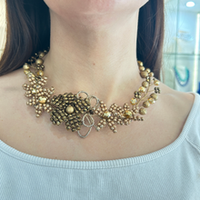 Cargar imagen en el visor de la galería, Collar flores doradas
