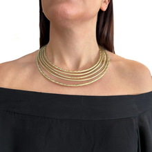 Cargar imagen en el visor de la galería, Choker dorada mate 5 vueltas
