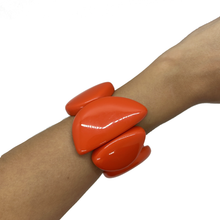 Cargar imagen en el visor de la galería, Pulsera coral de resina
