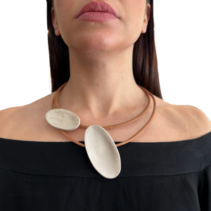 collar corto de cuero 
