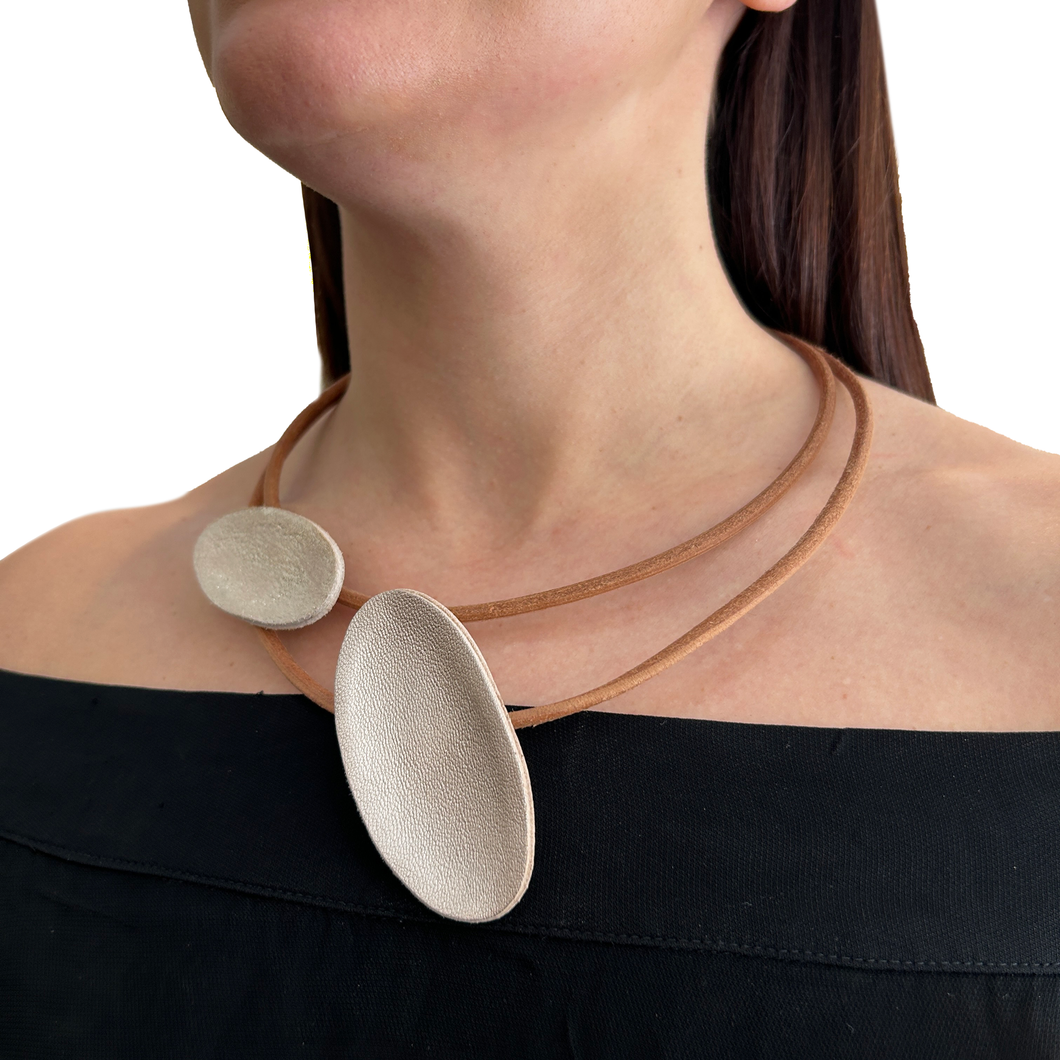 Collar ovalos de cuero