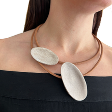Cargar imagen en el visor de la galería, Collar ovalos de cuero
