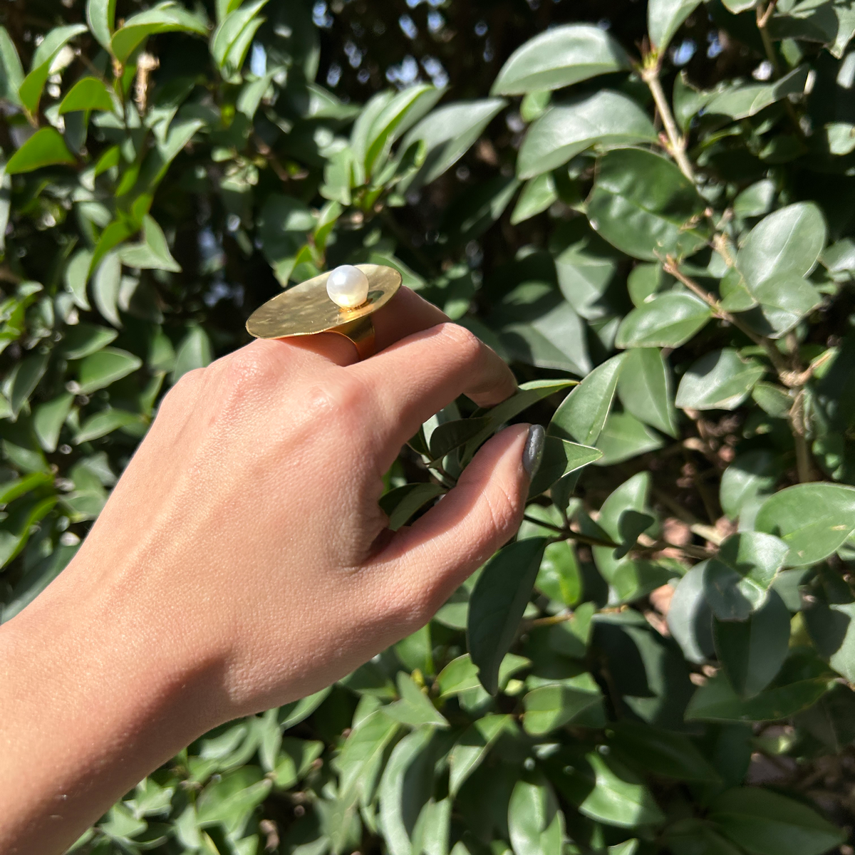 Anillo circular con perla, vista 3 – Fahoma