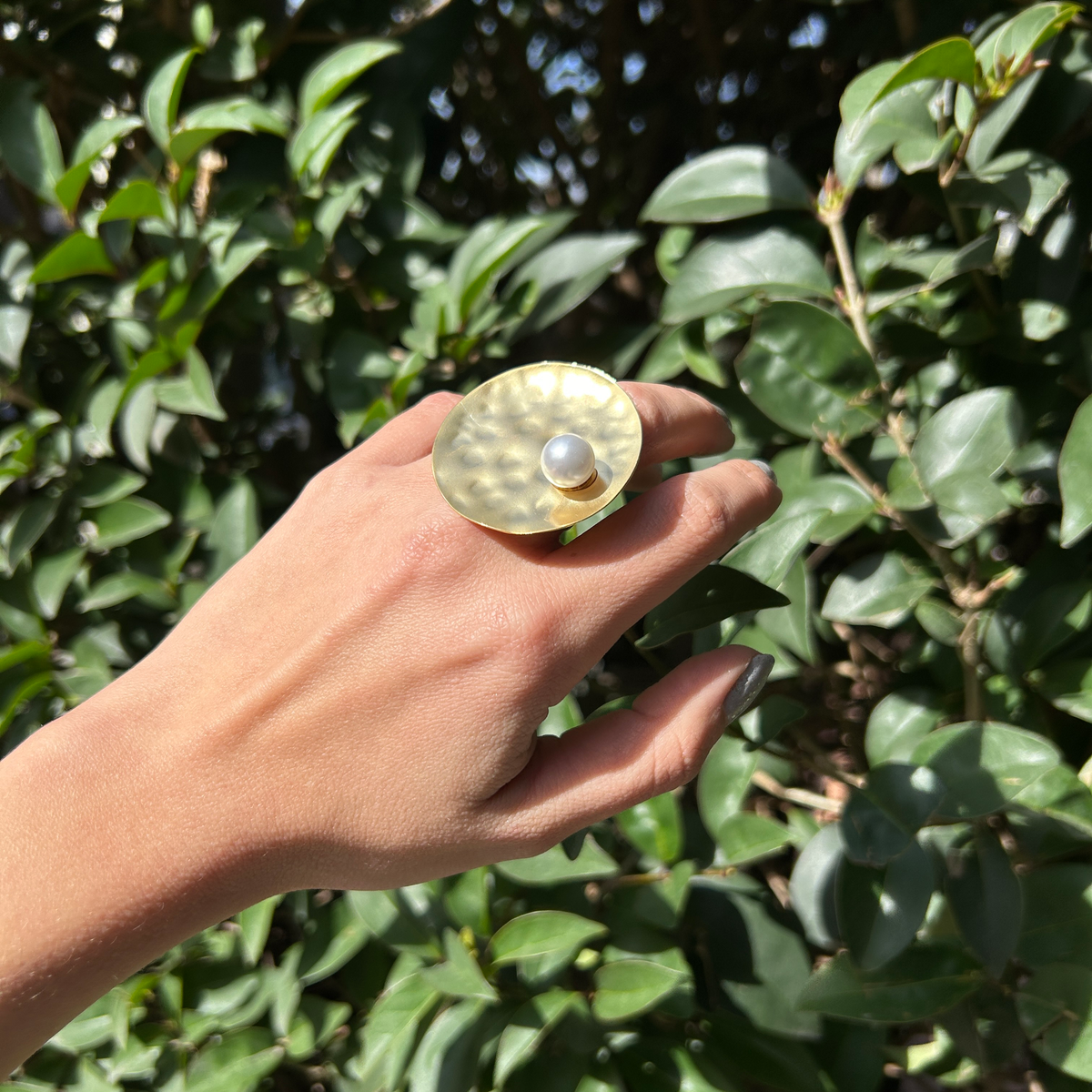 Anillo circular con perla, vista 2 – Fahoma