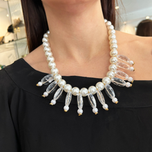 Cargar imagen en el visor de la galería, collar de perlas con resina
