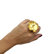 Cargar imagen en el visor de la galería, Anillo flor dorada mate
