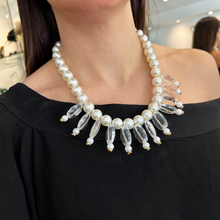 Cargar imagen en el visor de la galería, Collar de perla con resina transparente
