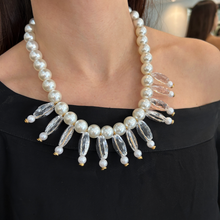 Cargar imagen en el visor de la galería, Collar de perla con resina transparente
