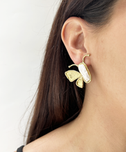 Cargar imagen en el visor de la galería, Caravanas mariposa con perla
