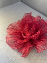Cargar imagen en el visor de la galería, Broche maxi flor de organza
