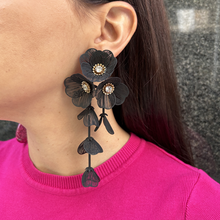 Cargar imagen en el visor de la galería, Caravanas triple flor con petalos
