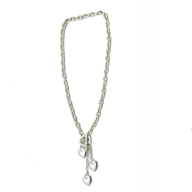 collar corto con dijes de corazones
