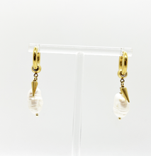 Cargar imagen en el visor de la galería, Argollas con dije perlas
