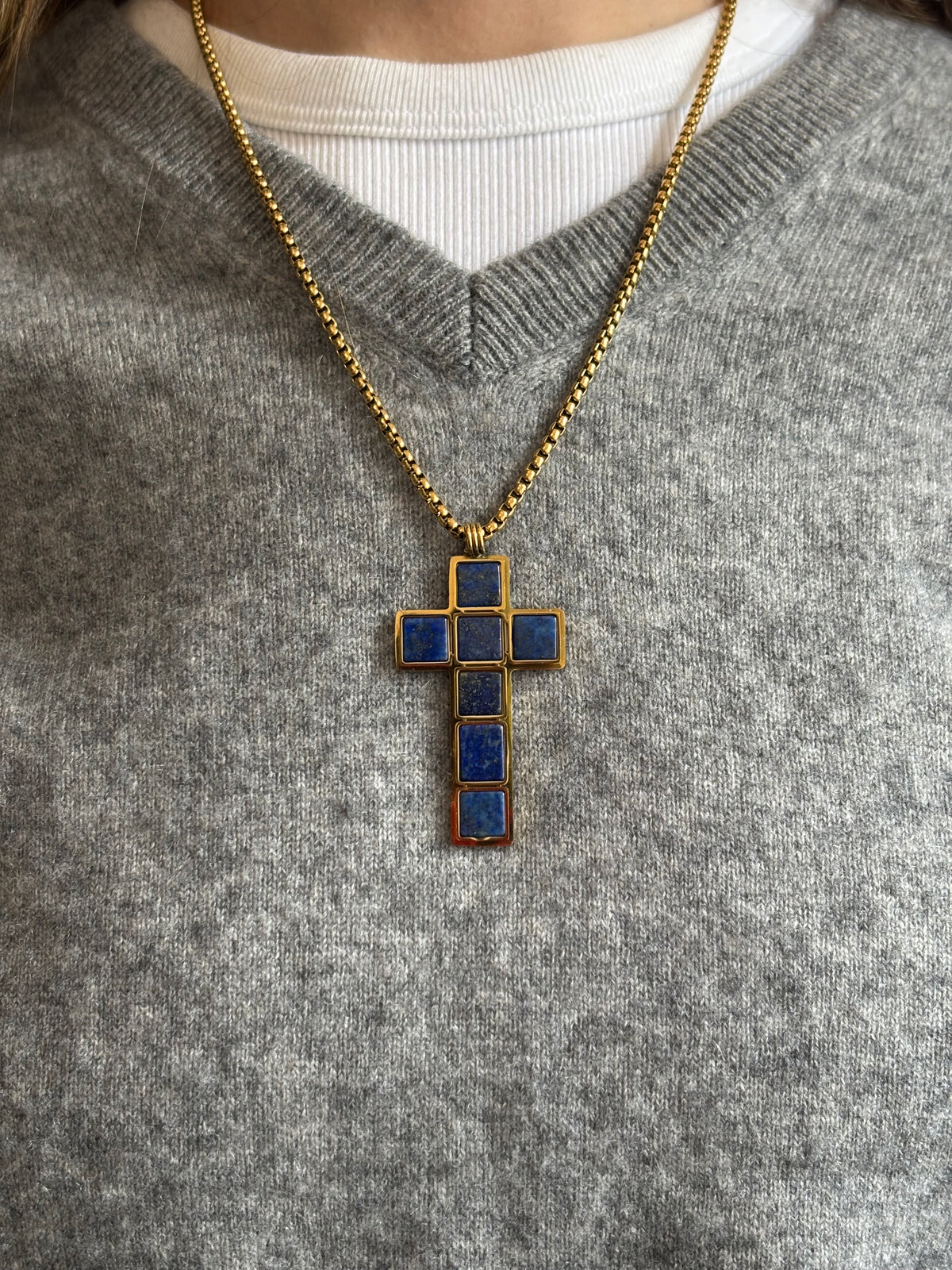 Collar cruz de lapislázuli, vista 3 – Fahoma
