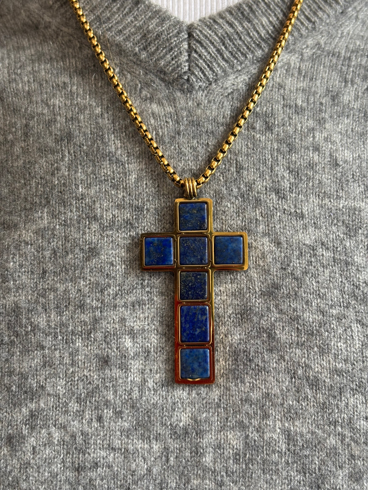 Collar cruz de lapislázuli, vista 2 – Fahoma