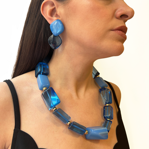 collar corto de resina azul 