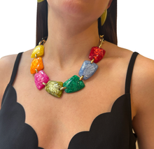 Cargar imagen en el visor de la galería, Collar multicolor resina y cadena
