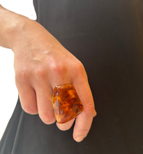 Cargar imagen en el visor de la galería, Anillo de resina geometrico
