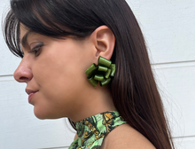Cargar imagen en el visor de la galería, Caravanas flores de lazo
