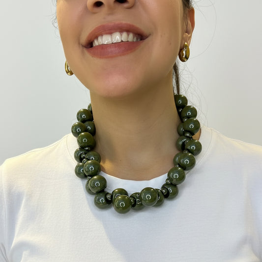 Collar cuentas resina brillante, vista 2 – Fahoma