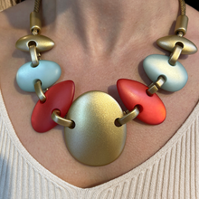 Cargar imagen en el visor de la galería, Collar turquesa dorado y coral
