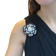 Cargar imagen en el visor de la galería, Broche camelia
