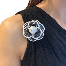 Cargar imagen en el visor de la galería, Broche camelia
