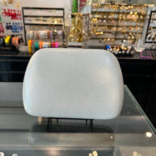Cargar imagen en el visor de la galería, Clutch plateado

