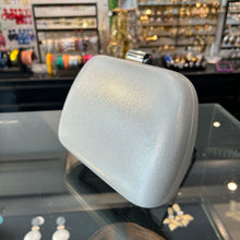 Cargar imagen en el visor de la galería, Clutch plateado
