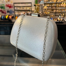 Cargar imagen en el visor de la galería, Clutch plateado
