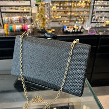 Cargar imagen en el visor de la galería, Clutch rafia negro
