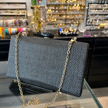 Cargar imagen en el visor de la galería, Clutch rafia negro
