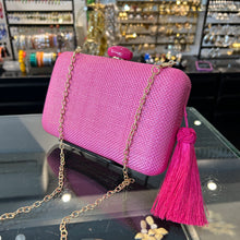 Cargar imagen en el visor de la galería, Clutch rafia fucsia
