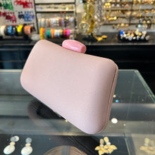 Cargar imagen en el visor de la galería, Clutch de rafia rosa suave
