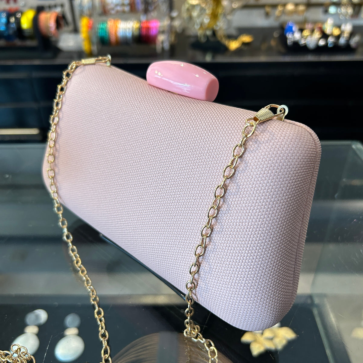 Clutch de rafia rosa suave, vista 3 – Fahoma