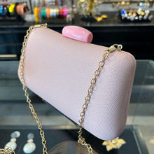 Cargar imagen en el visor de la galería, Clutch de rafia rosa suave
