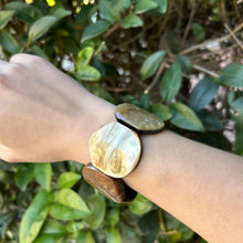 Cargar imagen en el visor de la galería, Pulseras resina circulos
