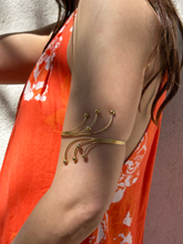 Cargar imagen en el visor de la galería, Brazalete esferas dorado
