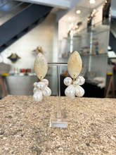 Cargar imagen en el visor de la galería, caravanas de perlas y nacar
