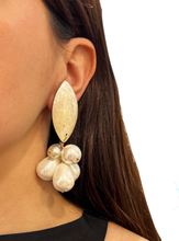 Cargar imagen en el visor de la galería, Caravanas nacar y perlas
