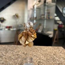 Cargar imagen en el visor de la galería, Caravanas lentejuelas rose  y perla
