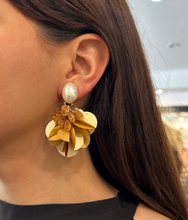 Cargar imagen en el visor de la galería, Caravanas lentejuelas rose  y perla
