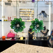 Cargar imagen en el visor de la galería, Caravanas flores verdes
