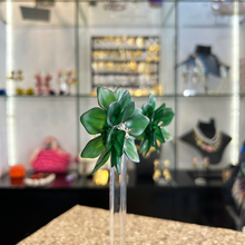 Cargar imagen en el visor de la galería, Caravanas flores verdes
