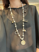Cargar imagen en el visor de la galería, Collar perlas mix dijes
