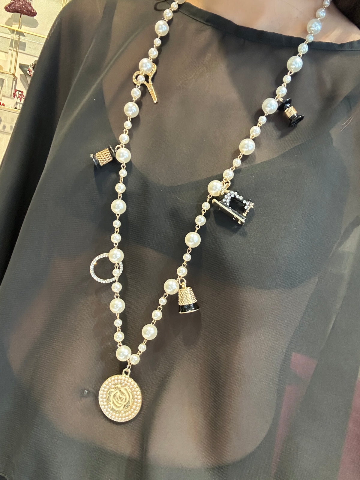 Collar perlas mix dijes, vista 3 – Fahoma