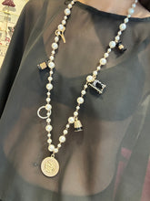 Cargar imagen en el visor de la galería, Collar perlas mix dijes
