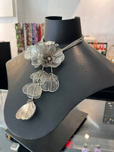 Cargar imagen en el visor de la galería, Collar flores de  filigranas

